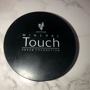 Younique cream foundation